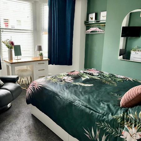 Stylish And Chic Seaside Apartment Сътън он Сий Екстериор снимка
